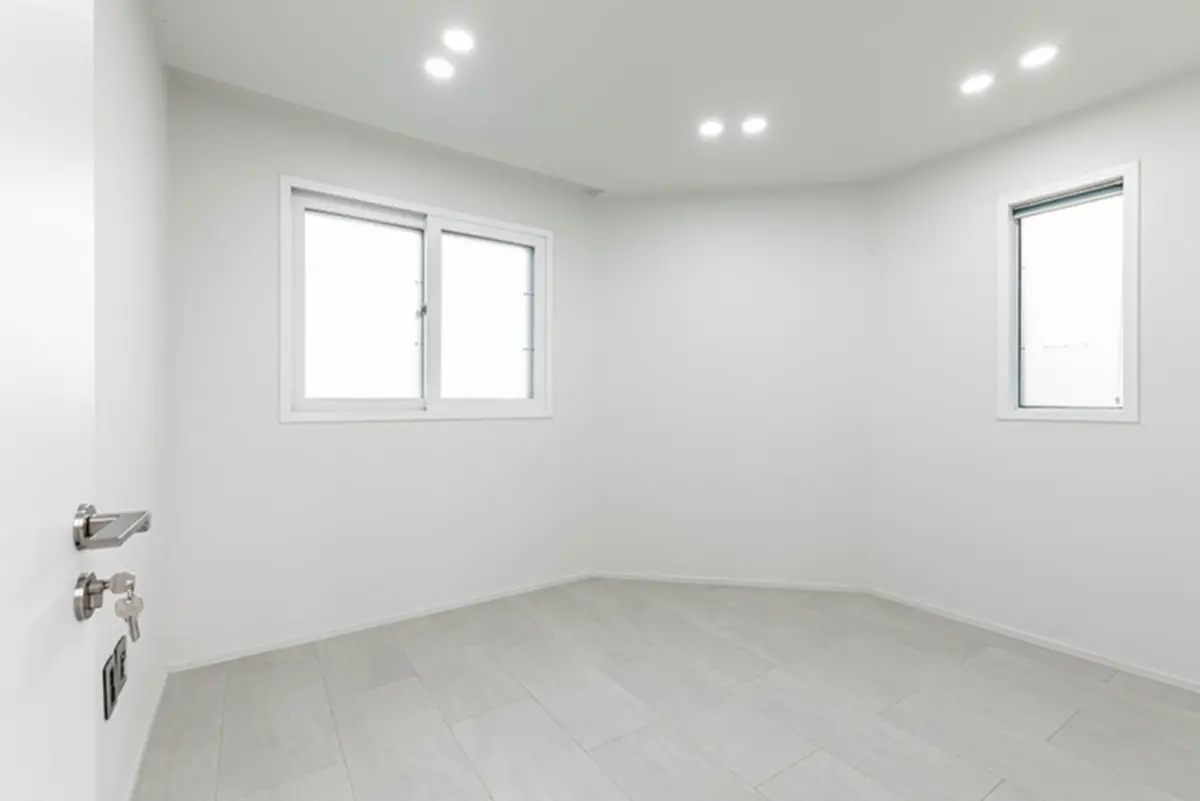 코너 채광이 좋은 화이트 미니멀 침실 인테리어